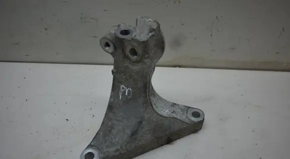 Subaru Outback (BS) Engine mounting bracket