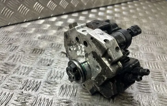 Volvo V70 Fuel injection high pressure pump 8689590