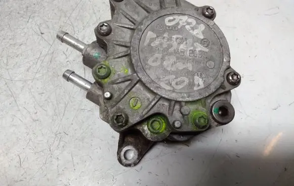 Volkswagen PASSAT B6 Vacuum pump 03G145209C