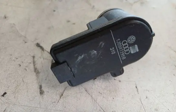 Volkswagen Polo Headlight level adjustment motor 1J0941295B