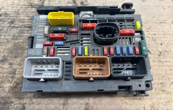 Peugeot 5008 Fuse box set 9675877980 27381135