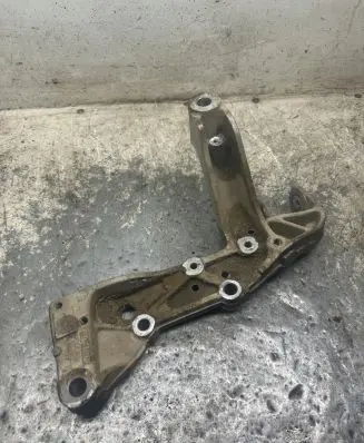 Skoda Octavia Mk2 (1Z) Engine mounting bracket