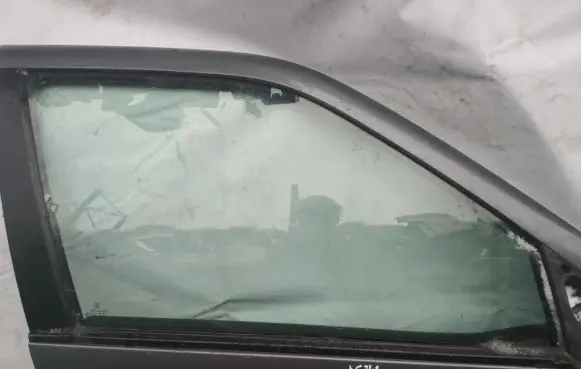 Peugeot 406 Front door window glass four-door