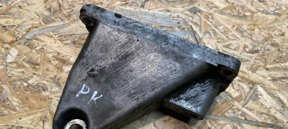 Lexus IS 200-300 Engine mounting bracket
