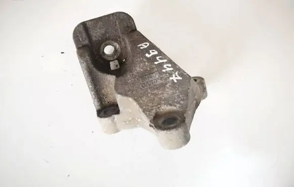 Volvo XC90 Engine mounting bracket 08649262