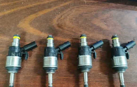 Volkswagen Golf VIII LP gas injectors set A2025330824 06Q906A01 06Q906036A