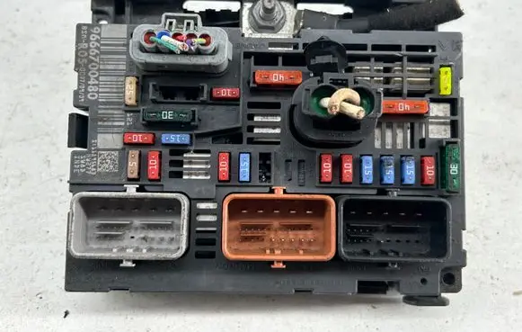 Citroen C4 I Picasso Fuse module 9666700480