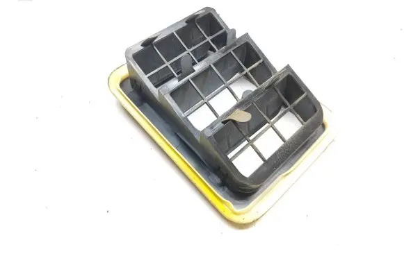 Citroen C4 II Picasso Quarter panel pressure vent 96384903 8139