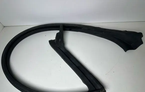 Ford Mustang VI Front door rubber seal FR3B6321596A