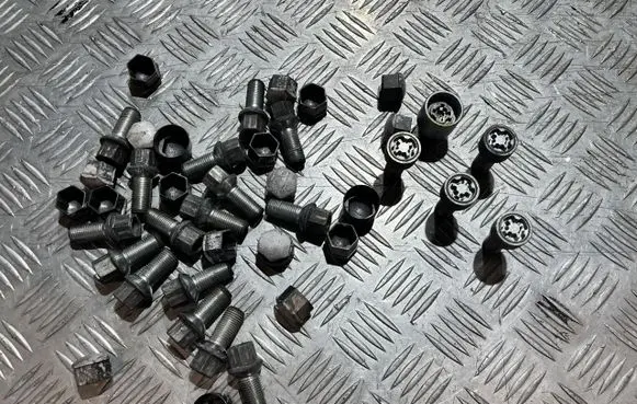 Skoda Karoq Anti-theft wheel nuts and lock VW23494