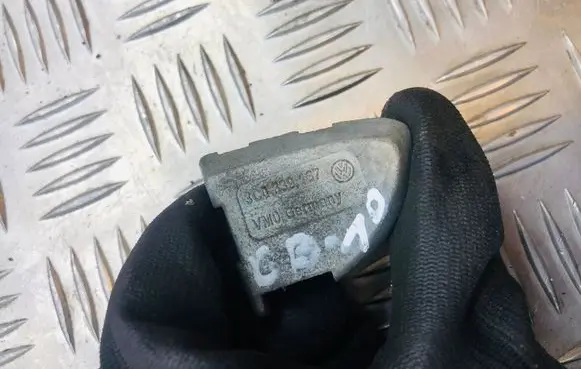 Volkswagen PASSAT B6 Front door handle cover 3C0839167