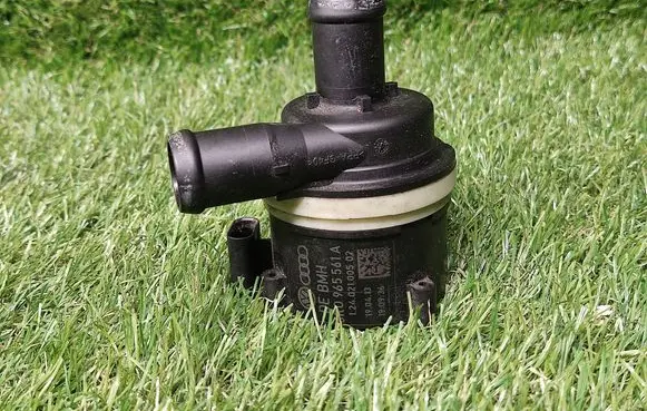 Volkswagen Jetta VI Electric auxiliary coolant/water pump 6R0965561A 12402100502