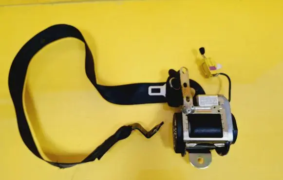 Volkswagen Polo IV 9N3 Front seatbelt 5424029 6Q4857706E