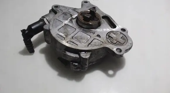 Volkswagen Golf VI Vacuum pump