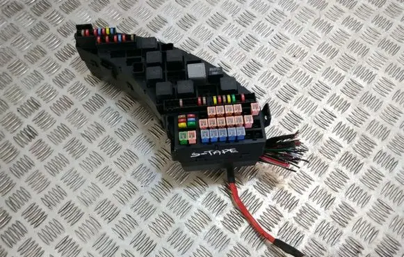 Jaguar S-Type Fuse module 2R8T14A003FB