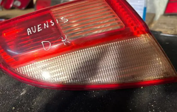 Toyota Avensis T220 Tailgate rear/tail lights 89022026