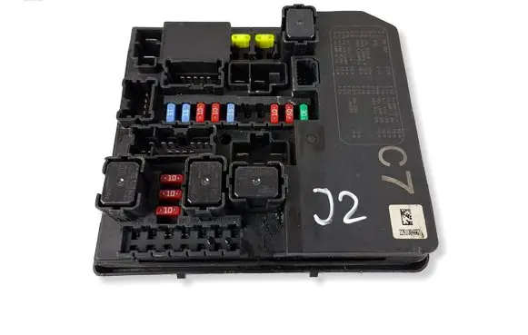 Nissan Juke I F15 Fuse module 284B71KB0B