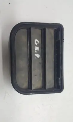 Quarter panel pressure vent
