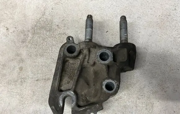 Ford Mondeo MK IV Engine mounting bracket 6M516030BA