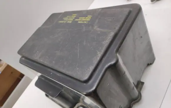 Saab 9-5 Battery box tray cover/lid 5242052
