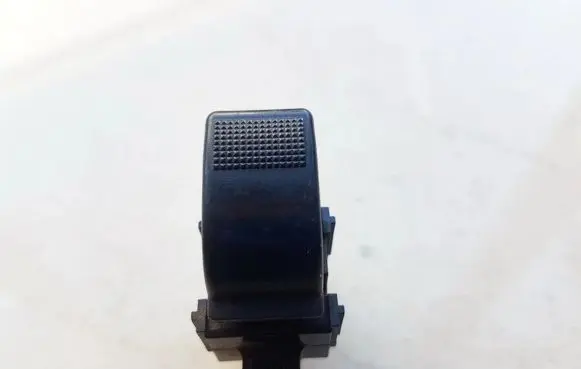 Nissan Primera Electric window control switch 3582T31