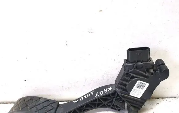 Accelerator throttle pedal