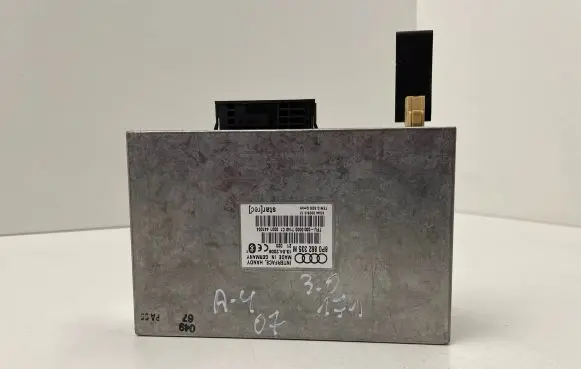 Audi A4 S4 B7 8E 8H Bluetooth control unit module 8po862335m