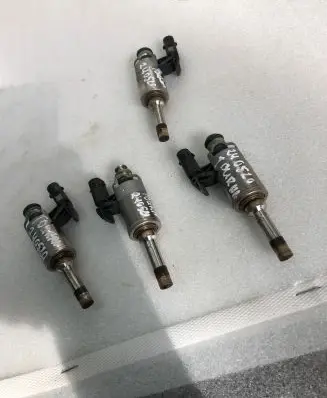 Volkswagen Touran III Fuel injector 0261500374