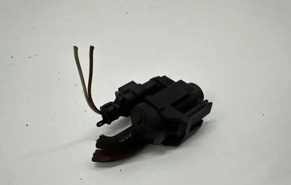 BMW 7 G11 G12 Vacuum valve 8570591