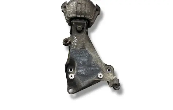 Engine mounting bracket