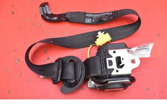 Volkswagen Golf IV Front seatbelt 5M1857705