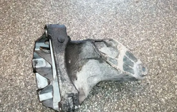 Mercedes-Benz E W212 Engine mounting bracket A6512230004