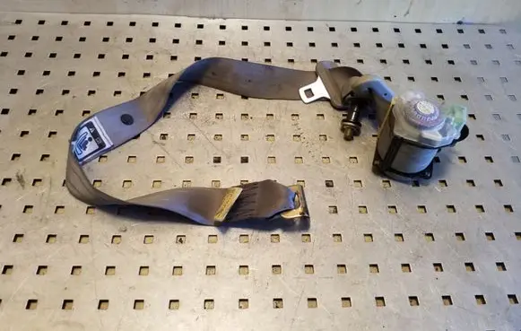 Middle seatbelt (rear)