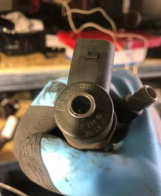 Audi A8 S8 D3 4E Fuel injector 0445110158