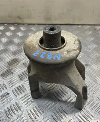 Engine mount bracket