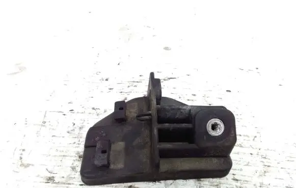 Front bumper mounting bracket