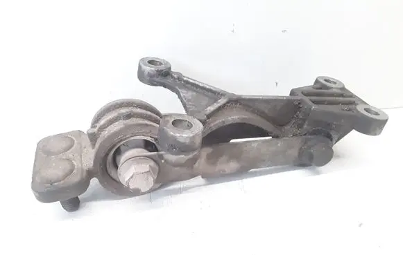Volvo XC90 Engine mount bracket