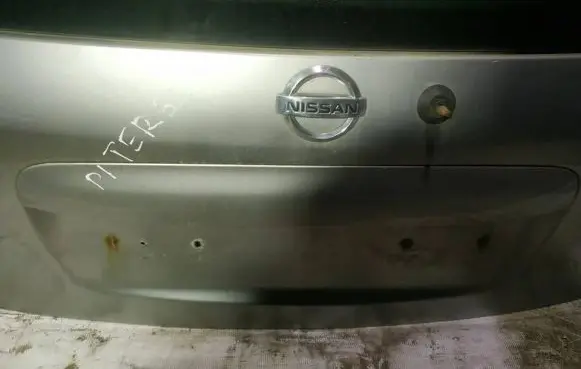Nissan Note (E11) Trunk door license plate light bar 