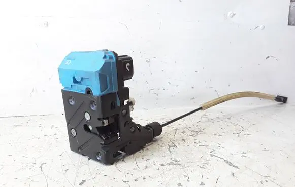 Volvo V70 Front door lock 8650544