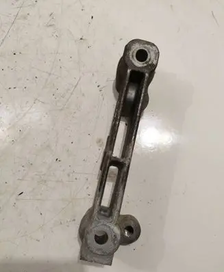 Toyota RAV 4 (XA40) Engine mounting bracket