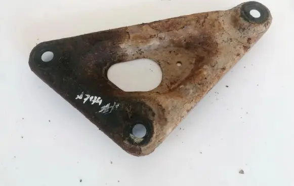 Opel Zafira A Engine mounting bracket