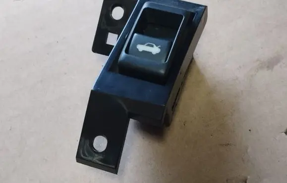 Infiniti G37 Tailgate opening switch