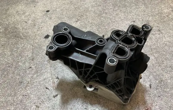 Skoda Octavia Mk4 Oil filter mounting bracket 05L117021B