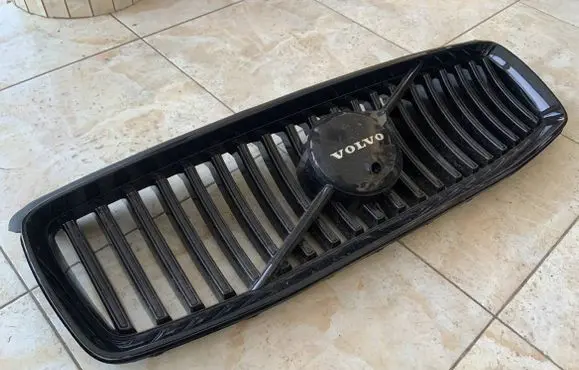 Volvo XC90 Front bumper upper radiator grill 32365192 32365190