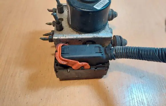 Suzuki Grand Vitara II ABS Pump 06.2109-0576.3 135K0529F X2T37572M
