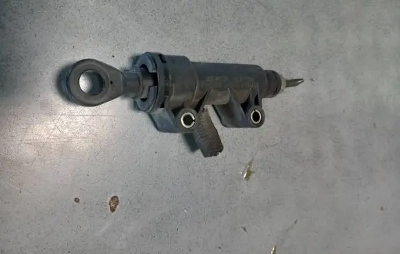 BMW 3 E46 Clutch master cylinder 215211638992