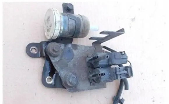 Mitsubishi Space Wagon Fuel pressure regulator 