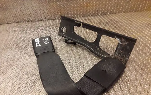 Middle seatbelt buckle (rear)