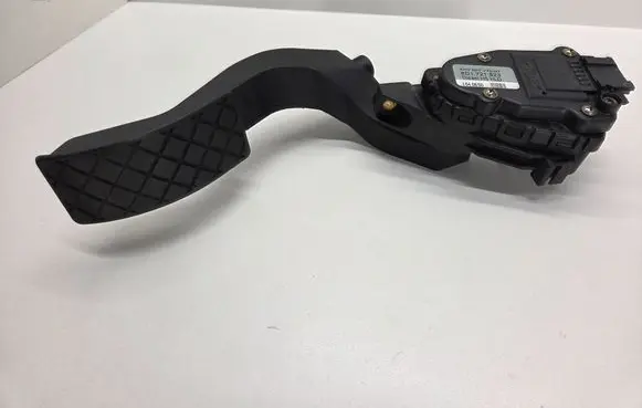 Accelerator throttle pedal