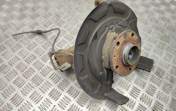 Volkswagen Golf VII Front wheel hub
